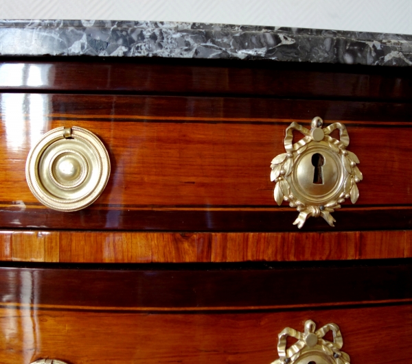 Grande commode demi-lune d'époque Louis XVI en marqueterie, trace d'estampille