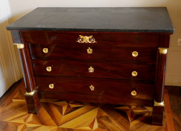 Commode d'époque Empire en acajou, riche garniture de bronzes dorés au mercure
