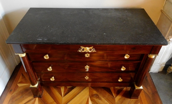 Commode d'époque Empire en acajou, riche garniture de bronzes dorés au mercure