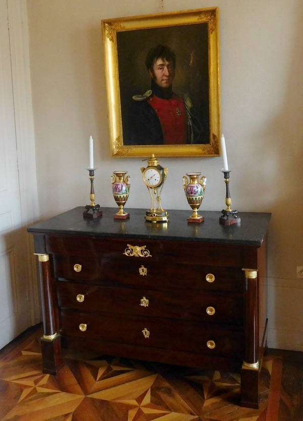 Commode d'époque Empire en acajou, riche garniture de bronzes dorés au mercure
