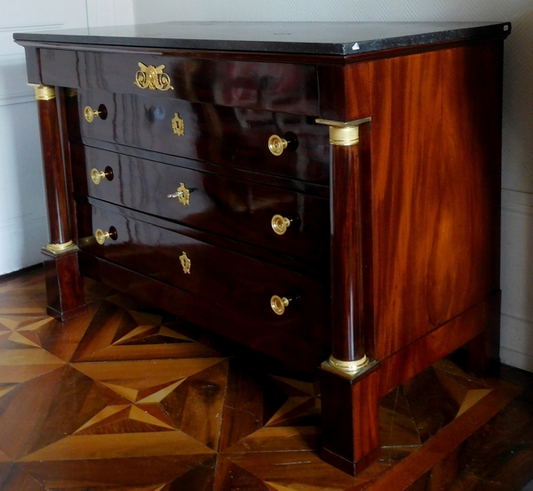 Commode d'époque Empire en acajou, riche garniture de bronzes dorés au mercure