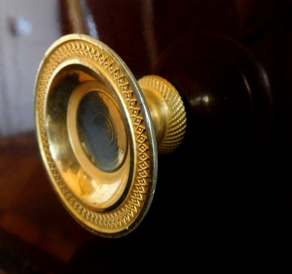 Commode d'époque Empire en acajou, riche garniture de bronzes dorés au mercure