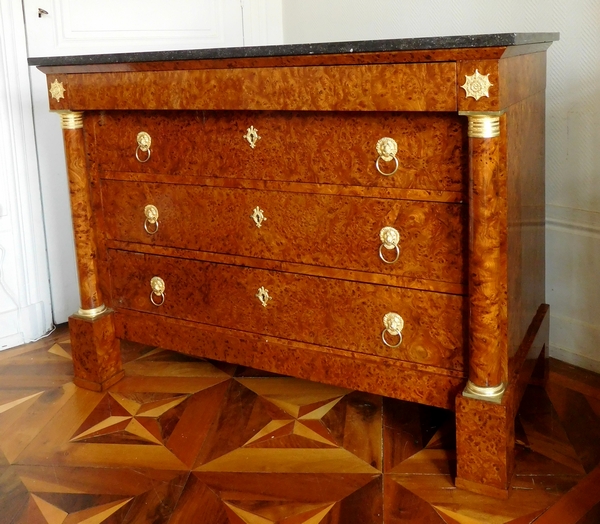 Rare commode d'époque Empire en loupe d'orme à colonnes et bronzes dorés au mercure
