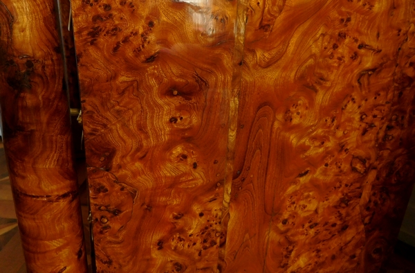 Rare commode d'époque Empire en loupe d'orme à colonnes et bronzes dorés au mercure