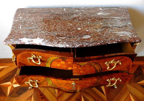 Nicolas Petit : grande commode sauteuse en marqueterie d'époque Louis XV estampillée