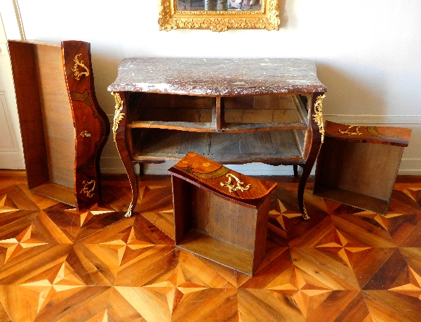 Nicolas Petit : grande commode sauteuse en marqueterie d'époque Louis XV estampillée