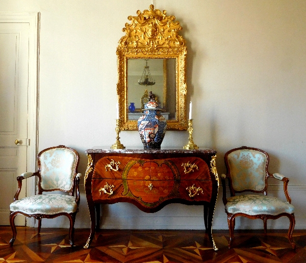 Nicolas Petit : grande commode sauteuse en marqueterie d'époque Louis XV estampillée