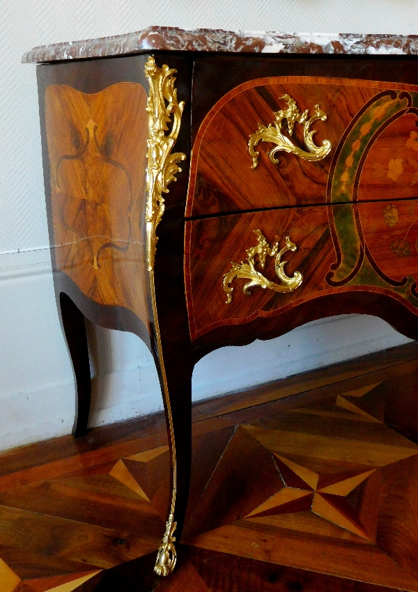 Nicolas Petit : grande commode sauteuse en marqueterie d'époque Louis XV estampillée