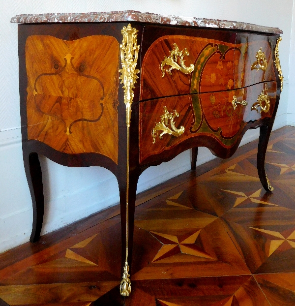 Nicolas Petit : grande commode sauteuse en marqueterie d'époque Louis XV estampillée