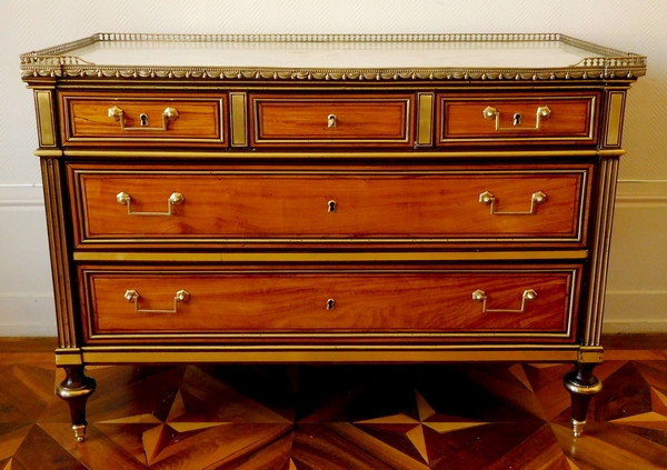 Importante commode d'époque Louis XVI en plaquage de citronnier moiré et acajou époque XVIIIe siècle