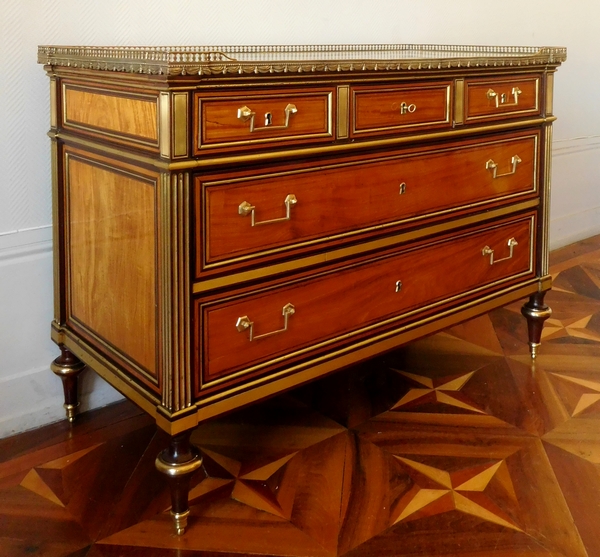 Importante commode d'époque Louis XVI en plaquage de citronnier moiré et acajou époque XVIIIe siècle