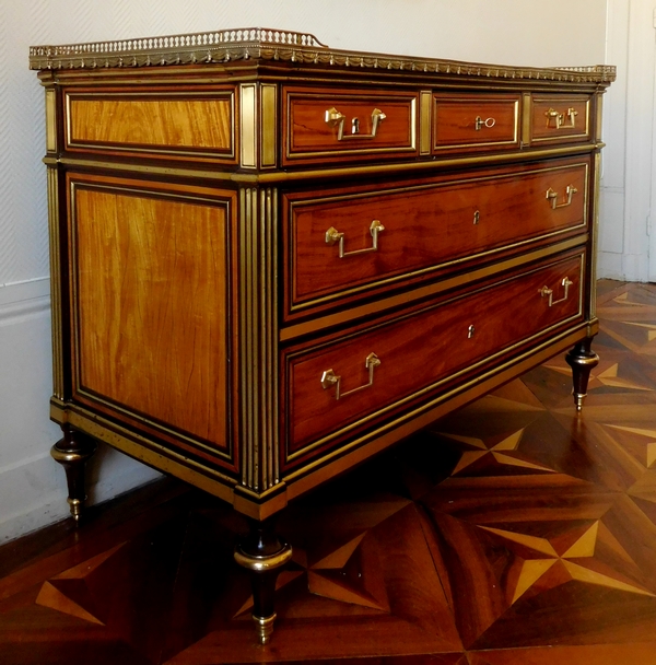 Importante commode d'époque Louis XVI en plaquage de citronnier moiré et acajou époque XVIIIe siècle