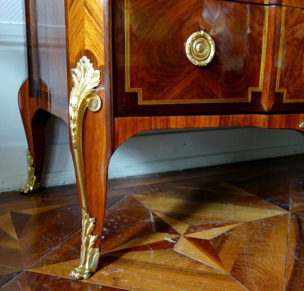 Commode parisienne en marqueterie d'époque Transition circa 1770