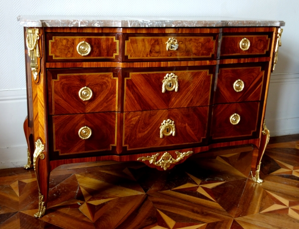 Commode parisienne en marqueterie d'époque Transition circa 1770