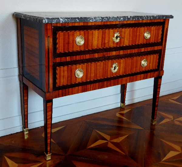 Commode sauteuse en marqueterie de bois de rose et palmier, époque Louis XVI