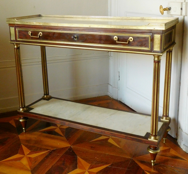Console desserte d'époque Louis XVI Directoire en acajou, filets d'ébène et laiton, fin XVIIIe siècle