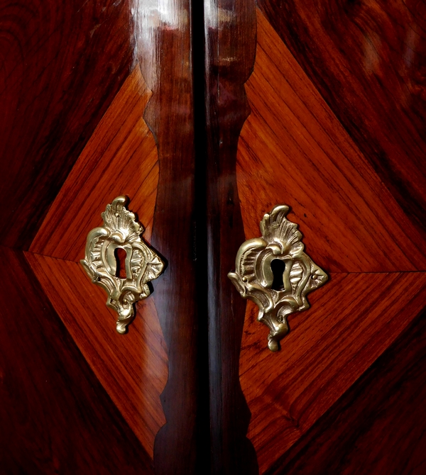 Nicolas Petit : encoignure en marqueterie d'époque Louis XV, marbre Brèche d'Alep, estampille