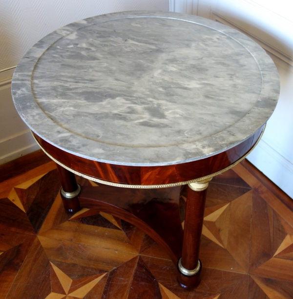 Guéridon / table à thé Empire en acajou, bronze doré au mercure et marbre bleu Turquin