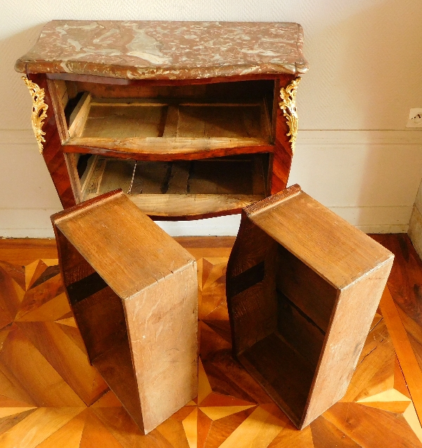 Petite commode sauteuse d'époque Louis XV en bois de violette, estampille de François Garnier