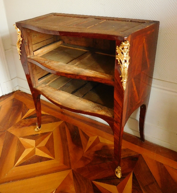 Petite commode sauteuse d'époque Louis XV en bois de violette, estampille de François Garnier