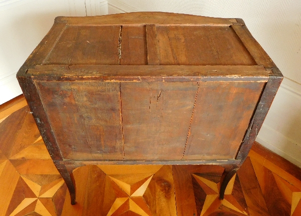 Petite commode sauteuse d'époque Louis XV en bois de violette, estampille de François Garnier