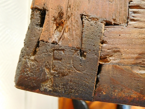 Petite commode sauteuse d'époque Louis XV en bois de violette, estampille de François Garnier