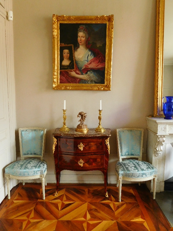 Petite commode sauteuse d'époque Louis XV en bois de violette, estampille de François Garnier