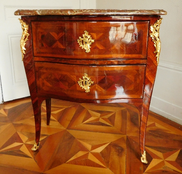 Petite commode sauteuse d'époque Louis XV en bois de violette, estampille de François Garnier