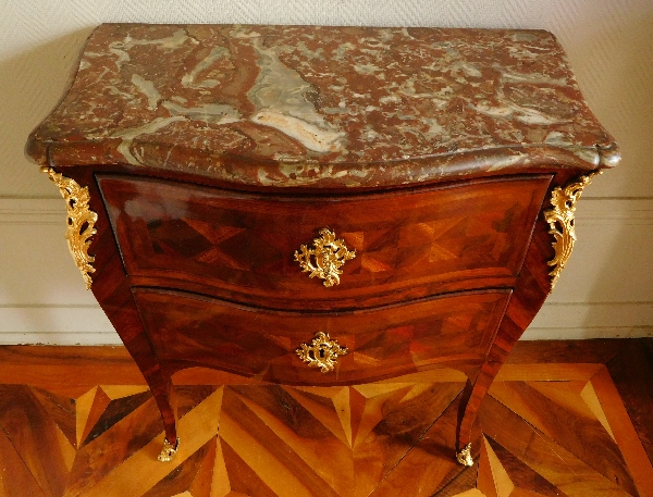 Petite commode sauteuse d'époque Louis XV en bois de violette, estampille de François Garnier