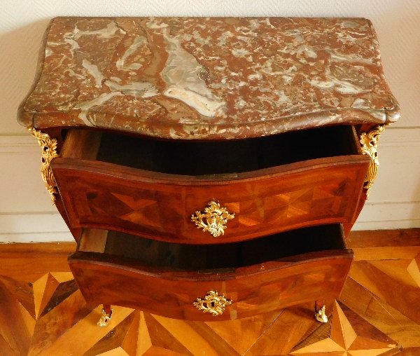 Petite commode sauteuse d'époque Louis XV en bois de violette, estampille de François Garnier