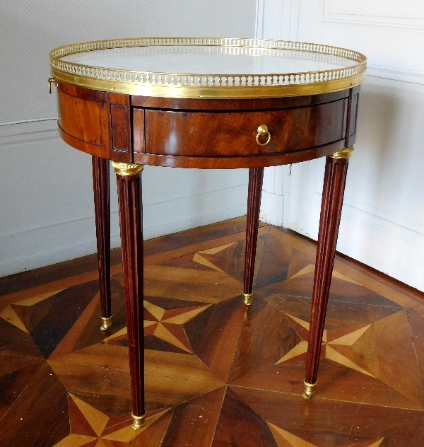 Table bouillotte en acajou d'époque Louis XVI, garniture de bronze ciselé et doré à l'or