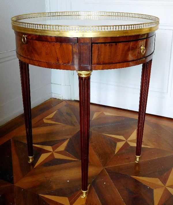 Table bouillotte en acajou d'époque Louis XVI, garniture de bronze ciselé et doré à l'or