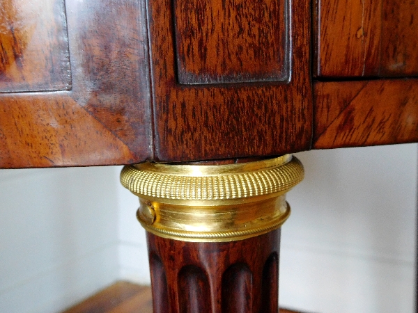 Table bouillotte en acajou d'époque Louis XVI, garniture de bronze ciselé et doré à l'or