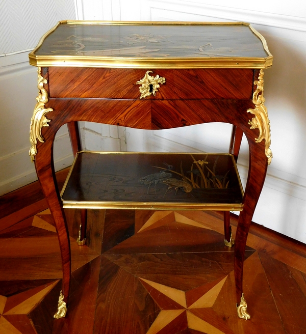 JP Latz : table de salon d'époque Louis XV en bois de violette et laque du Japon - Estampille