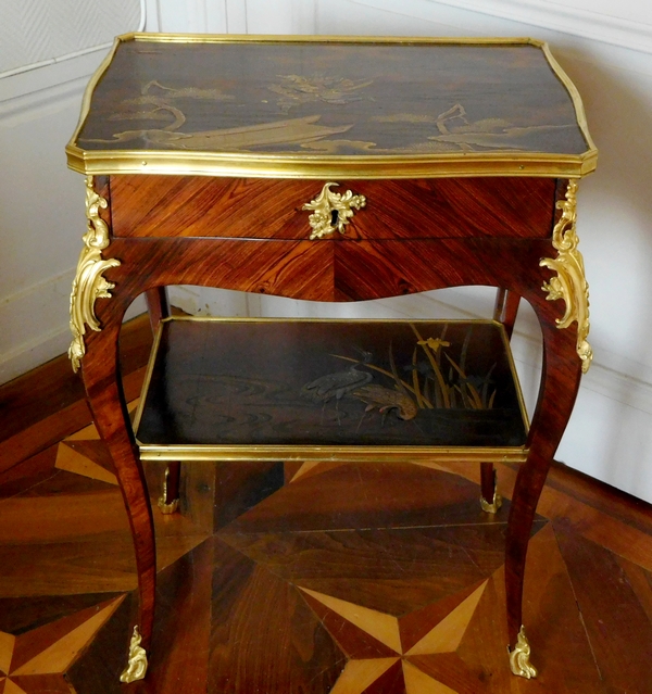 JP Latz : table de salon d'époque Louis XV en bois de violette et laque du Japon - Estampille