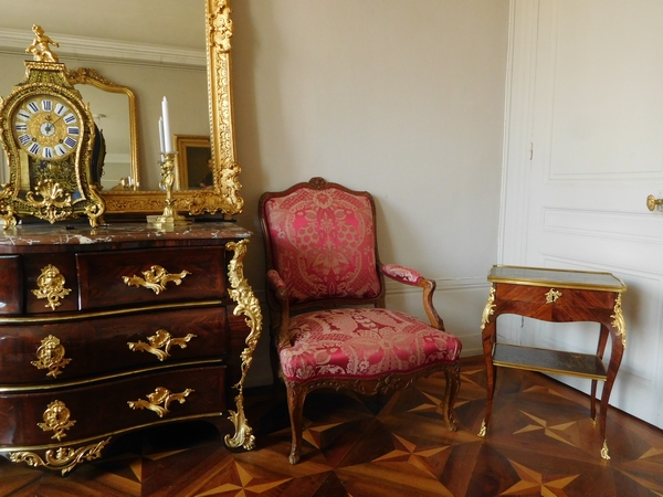 JP Latz : table de salon d'époque Louis XV en bois de violette et laque du Japon - Estampille