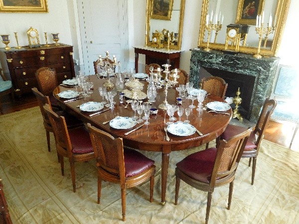 Très grande table de salle à manger de style Louis XVI en acajou massif, époque XIXe