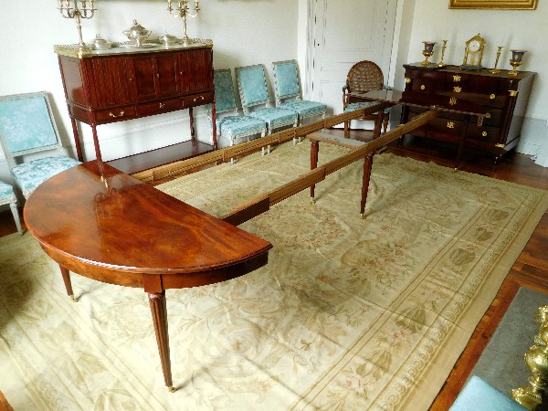 Très grande table de salle à manger de style Louis XVI en acajou massif, époque XIXe