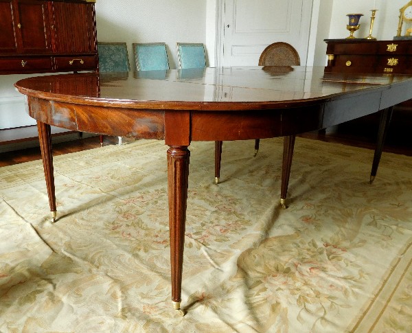 Très grande table de salle à manger de style Louis XVI en acajou massif, époque XIXe