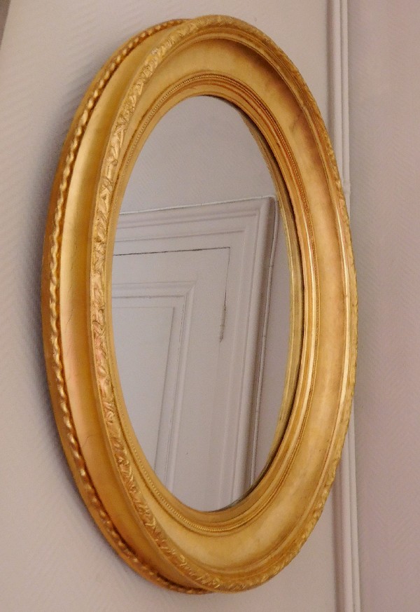 Grand miroir ovale XIXe en bois doré à la feuille d'or, glace au mercure, 82cm x 71cm