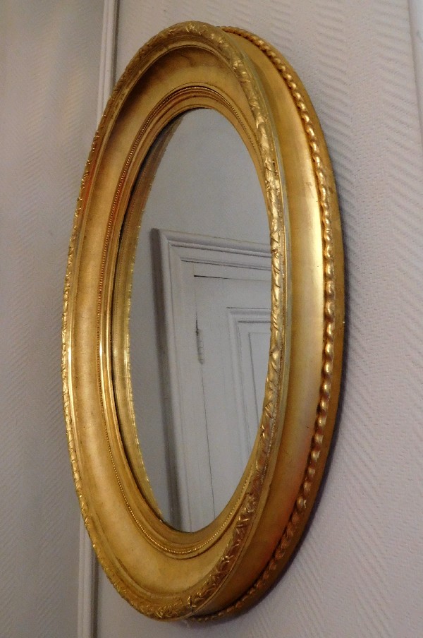 Grand miroir ovale XIXe en bois doré à la feuille d'or, glace au mercure, 82cm x 71cm