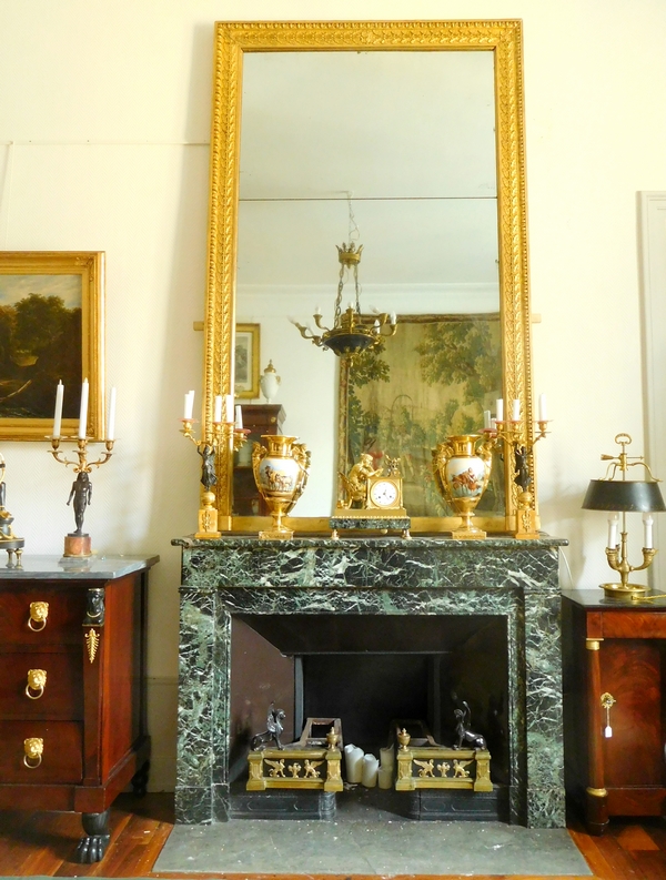 Très grand miroir de cheminée d'époque Empire, cadre en bois doré, glace au mercure - 130cm x 213cm