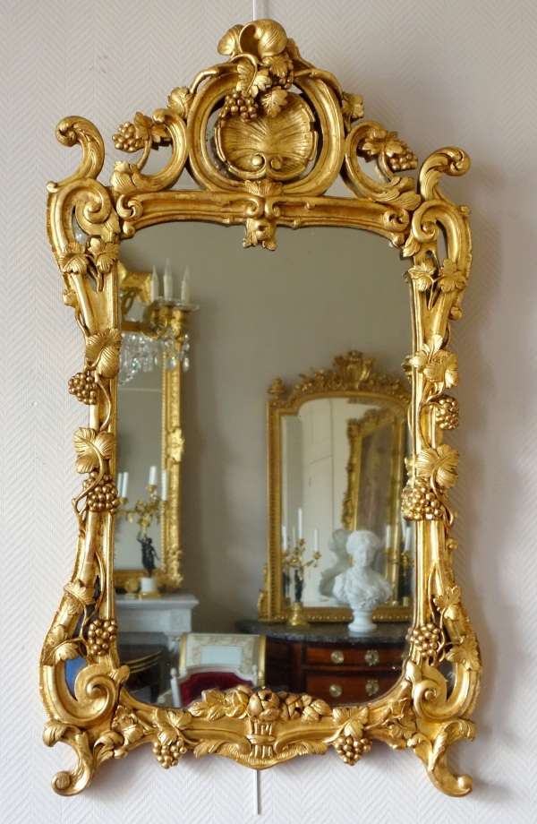 Miroir d'entre-deux en bois doré, glace au mercure, travail Provencal d'époque Louis XV Transition