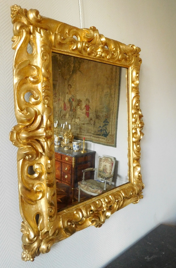 Grand miroir italien en bois sculpté et doré d'époque XVIIIe siècle - 98cm x 105cm