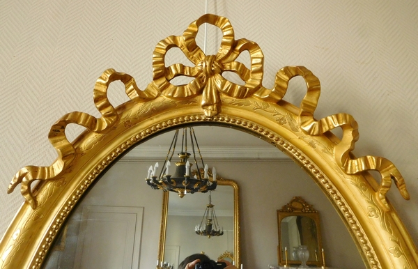 Grand miroir ovale de style Louis XVI, bois doré, glace au mercure - 69,5cm x 103cm