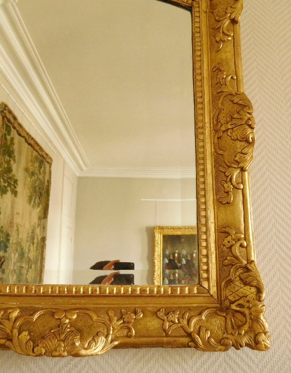 Miroir en bois doré, glace au mercure biseautée d'époque Régence