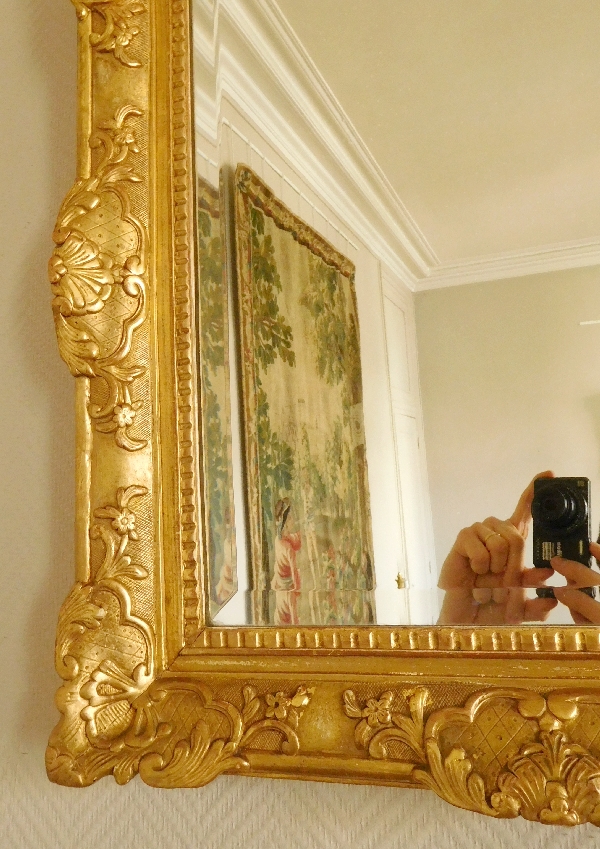 Miroir en bois doré, glace au mercure biseautée d'époque Régence