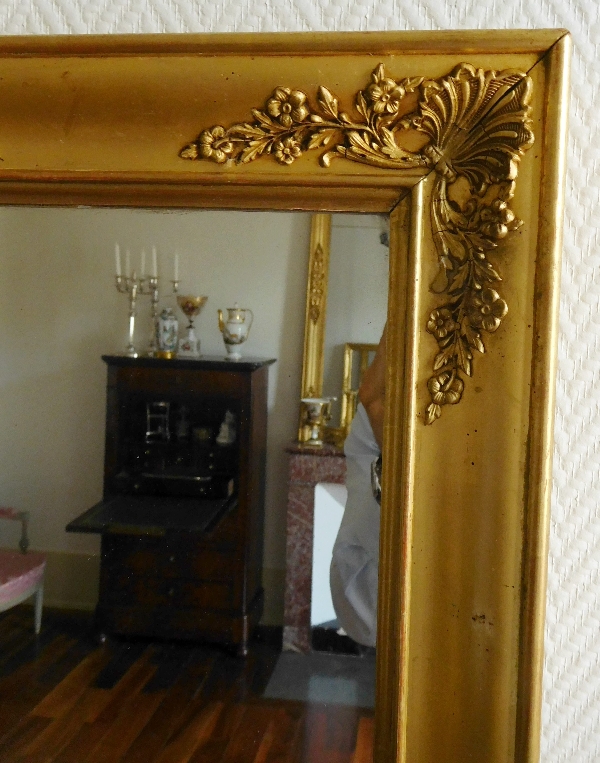 Miroir Empire aux mascarons, glace au mercure, cadre en bois doré à la feuille d'or - 71cm x 87cm