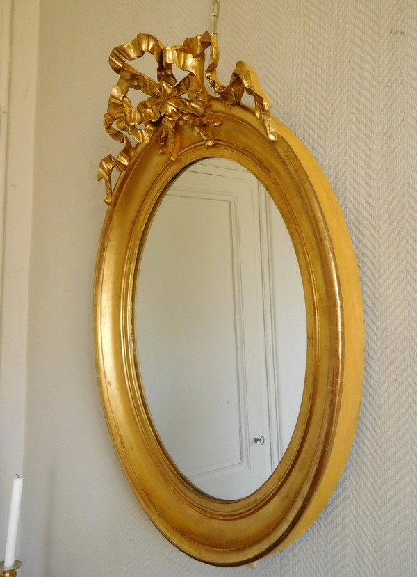Grand miroir ovale de style Louis XVI en bois doré, glace au mercure - 71cm x 91cm