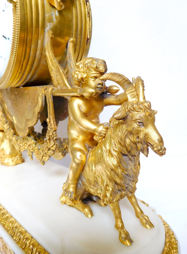 Pendule à la bacchante et chèvres en marbre et bronze doré - style Louis XVI
